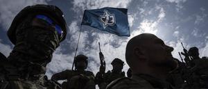 Kämpfer des Freiwilligenkorps aus russischen Bürgern stehen während einer Pressekonferenz unweit der Grenze im Oblast Sumy auf einem Mannschaftstransportwagen (Archivbild vom 24.05.2023).