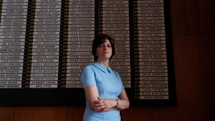 Beatrice Westphal (Martina Gedeck) bestimmt, welcher Bewohner auf der Tafel der 513 Helgoländerinnen und Helgoländer bleiben darf.