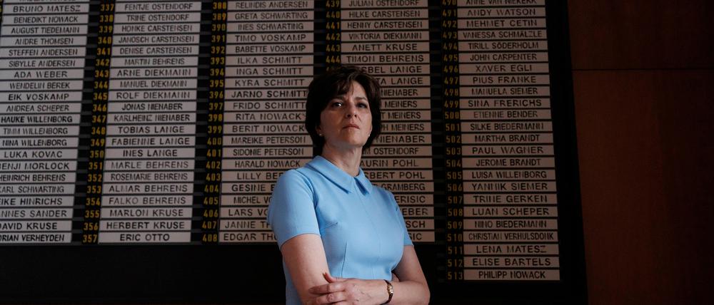 Beatrice Westphal (Martina Gedeck) bestimmt, welcher Bewohner auf der Tafel der 513 Helgoländerinnen und Helgoländer bleiben darf. 