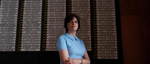 Beatrice Westphal (Martina Gedeck) bestimmt, welcher Bewohner auf der Tafel der 513 Helgoländerinnen und Helgoländer bleiben darf. 