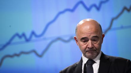 Pierre Moscovici, damaliger EU-Kommissar für Wirtschaft und Finanzen und jetziger Rechnungshofpräsident in Frankreich, spricht mit Journalisten während einer Pressekonferenz am Hauptsitz der Europäischen Kommission. 