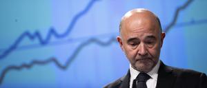 Pierre Moscovici, damaliger EU-Kommissar für Wirtschaft und Finanzen und jetziger Rechnungshofpräsident in Frankreich, spricht mit Journalisten während einer Pressekonferenz am Hauptsitz der Europäischen Kommission. 