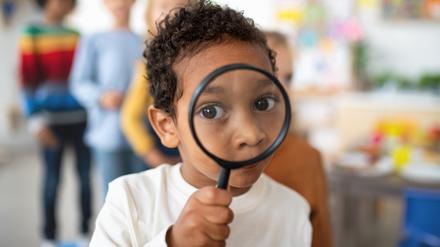 Unter die Lupe nehmen. Entgegen einem zunächst veröffentlichten Entwurf soll es in Berlin ausdrücklich keine eigenen Räume für pädagogische sexuelle Erkundungen für Kinder untereinander geben.