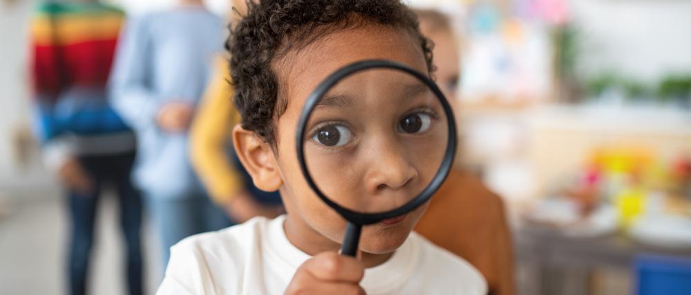 Unter die Lupe nehmen. Entgegen einem zunächst veröffentlichten Entwurf soll es in Berlin ausdrücklich keine eigenen Räume für pädagogische sexuelle Erkundungen für Kinder untereinander geben.