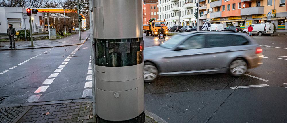 Blitzersäule PoliScan Speed in der Scharnweberstraße / Antonienstraße in Berlin-Reinickendorf