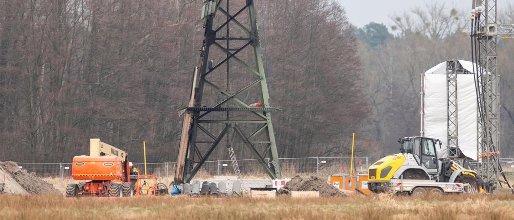 Der Strommast mit Brandspuren steht auf einem Feld nahe der Tesla-Autofabrik in Brandenburg. Mutmaßlich hatten Linksextreme auf dem Feld Feuer an dem frei zugänglichen Strommast gelegt. Acht Gemeinden waren zeitweise ohne Strom.