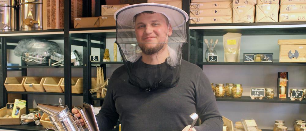 Gottlieb Rothermel in seinem Marzahner Imkereifachhandel.