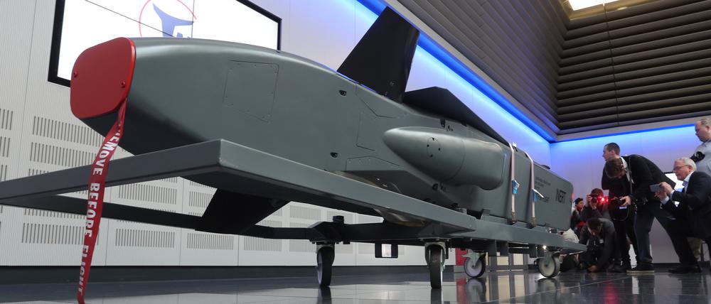 Ein Ausstellungsstück eines Taurus KEPD 350 Marschflugkörpers ist im Showroom des Rüstungsunternehmens MBDA ausgestellt.