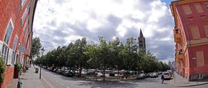 Potsdam, 03.07.2023 / Lokales / Bassinplatz, Kreuzung Gutenbergstraße/Am Bassin, Kirche St. Peter und Paul, Stadtbilder, Foto: Ottmar Winter PNN ACHTUNG: Foto ist ausschließlich für redaktionelle Berichterstattung der PNN und des TGSP! Eine kommerzielle Nutzung, z.B. Werbung, ist ausgeschlossen. Die Weitergabe an nicht autorisierte Dritte, insbesondere eine weitergehende Vermarktung über Bilddatenbanken, ist unzulässig.