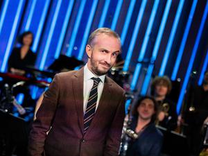 Jan Böhmermann, Moderator, steht im Anschluss an seine Late-Night-Show „ZDF Magazin Royal“ vor seinem Orchester, dem Rundfunk Tanzorchester Ehrenfeld (Symbolbild).