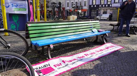 Frisch lackierte Sitzbank des Projekts „Stadtteile ohne Partnergewalt“ (StoP).