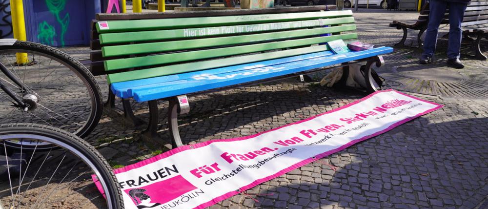 Frisch lackierte Sitzbank des Projekts „Stadtteile ohne Partnergewalt“ (StoP).