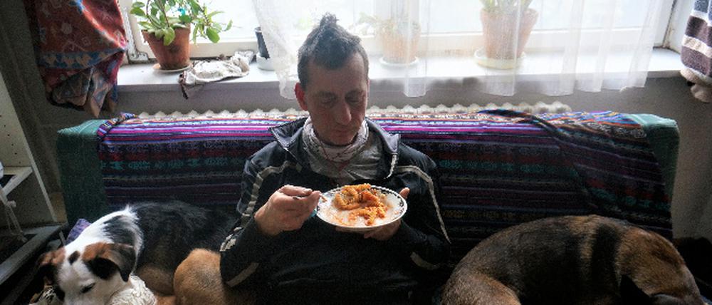 Das aktuelle Foto zeigt nach Angaben des Landeskriminalamtes Niedersachsen mit sehr hoher Wahrscheinlichkeit Burkhard Garweg zwischen zwei Hunden auf dem Sofa sitzend und essend. 