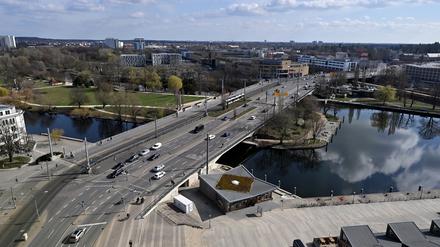Vorbild. Die neue Brücke soll sich optisch an der Tram- und Fußgängerbrücke orientieren, die 2009 neben der Langen Brücke errichtet worden war.