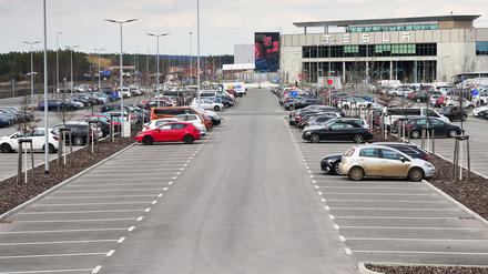 Grünheide: Viele Plätze auf dem Parkplatz vor dem Eingang zur Tesla Gigafactory sind nicht besetzt.