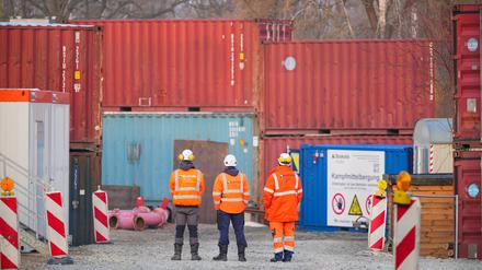 Eine Schutzwsand aus Containern ist auf dem Grundstück im Ortsteil Lehnitz gebaut, auf dem in mehr als fünf Metern Tiefe eine Weltkriegsbombe gefunden wurde.