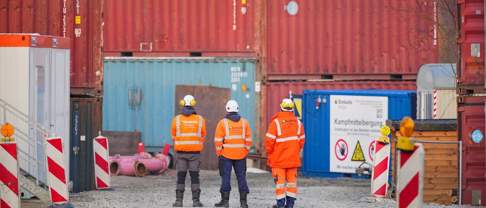 Eine Schutzwsand aus Containern ist auf dem Grundstück im Ortsteil Lehnitz gebaut, auf dem in mehr als fünf Metern Tiefe eine Weltkriegsbombe gefunden wurde.