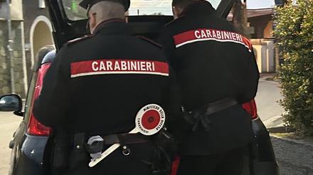 Zwei Beamte der italienischen Carabinieri stehen in Panza an ihrem Auto (Archivbild vom 19.02.2024).