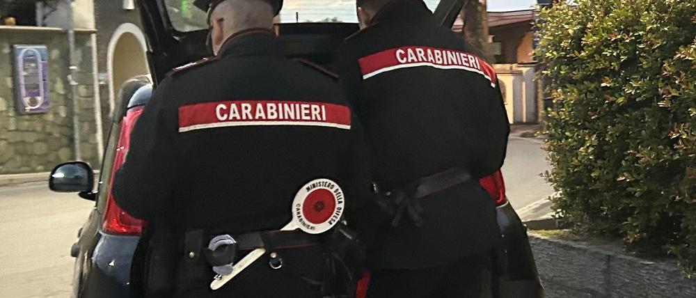 Zwei Beamte der italienischen Carabinieri stehen in Panza an ihrem Auto (Archivbild vom 19.02.2024).