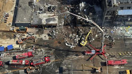 Feuerwehrleute arbeiten am Ort einer Explosion in der Stadt Sanhe in der nordchinesischen Provinz Hebei.