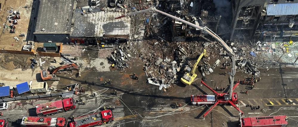 Feuerwehrleute arbeiten am Ort einer Explosion in der Stadt Sanhe in der nordchinesischen Provinz Hebei.