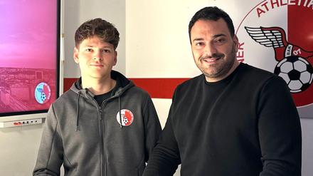 Julian Eckert (li., mit Jugendleiter Burak Isikdaglioglu) trainiert die A-Jugend des Berliner AK. Das Team ist Spitzenreiter in der Regionalliga.