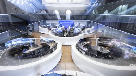 ARCHIV - 22.06.2023, Hessen, Frankfurt/Main: Aktienhändler arbeiten im Handelssaal der Deutschen Börse (Aufnahme mit Zoomeffekt (zu dpa: «Dax steigt erstmals über 18 000 Punkte») Foto: Boris Roessler/dpa +++ dpa-Bildfunk +++
