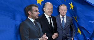 Während Frankreichs Präsident Macron (links) bis auf Weiteres mit der Regierungsbildung in Paris beschäftigt ist, könnte für Kanzler Scholz (Mitte) demnächst der Kontakt zu Polens Premier Tusk wichtiger werden.