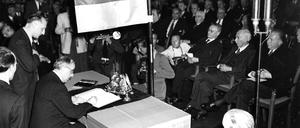 ARCHIV - Unser Archivbild zeigt Ernst Reuter, Oberbuergermeister und Abgeordneter im parlamentarischen Rat der Stadt Berlin, bei der Unterzeichnung des Grundgesetzes am 23. Mai 1949 in Bonn.