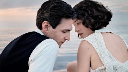 Sabin Tambrea als Franz Kafka und Henriette Confurius als Dora Diamant in einer Szene des Films „Die Herrlichkeit des Lebens.“