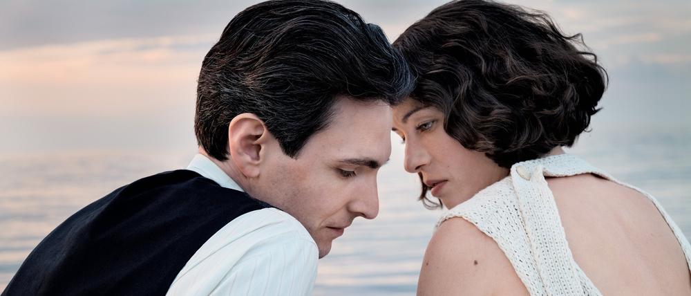 Sabin Tambrea als Franz Kafka und Henriette Confurius als Dora Diamant in einer Szene des Films „Die Herrlichkeit des Lebens.“