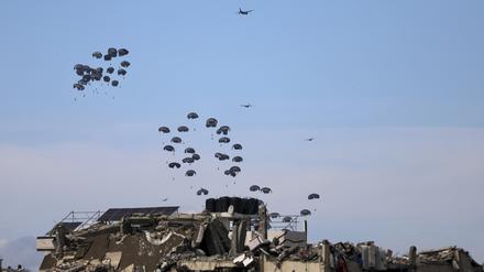 Wie hier die US-Luftwaffe wirft bald auch die deutsche Luftwaffe humanitäre Hilfe für Palästinenser im Gazastreifen ab.