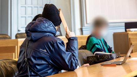 Die beiden Angeklagten im Gerichtssaal. 
