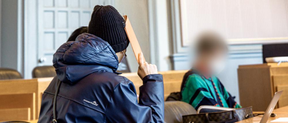 Die beiden Angeklagten im Gerichtssaal. 