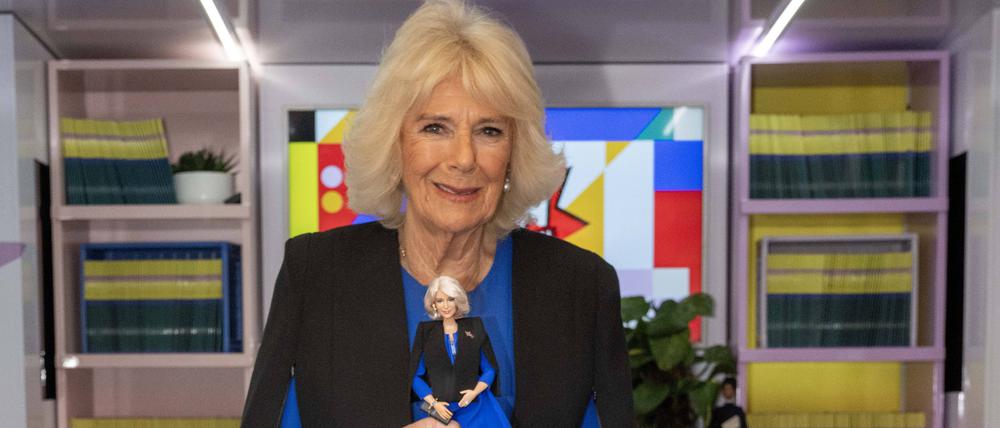 Königin Camilla mit „ihrer“ Barbie.