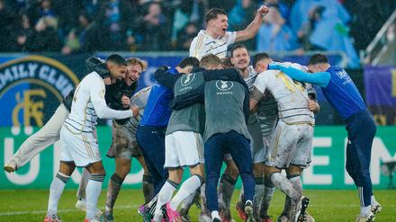 Saarbrücker Jubeltraube im Dauerregen nach dem nächsten Pokalcoup.