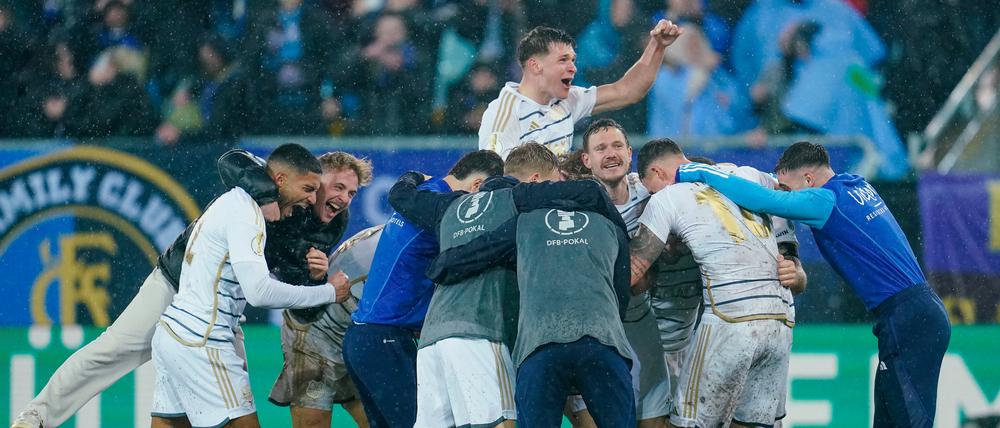 Saarbrücker Jubeltraube im Dauerregen nach dem nächsten Pokalcoup.