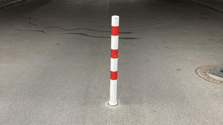 Mitten im Weg. Der Poller im Lichtenberger Kaskelkiez.