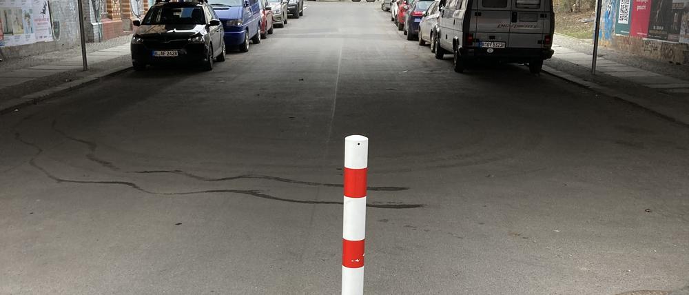 Mitten im Weg. Der Poller im Lichtenberger Kaskelkiez.