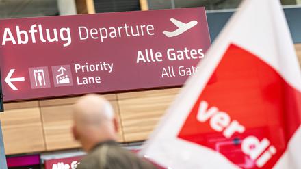 Streikende laufen während eines Warnstreiks im März 2023 durch das Terminal 1 des BER-Flughafens. Auch am Hauptstadtflughafen wird am Mittwoch die Lufthansa bestreikt. 