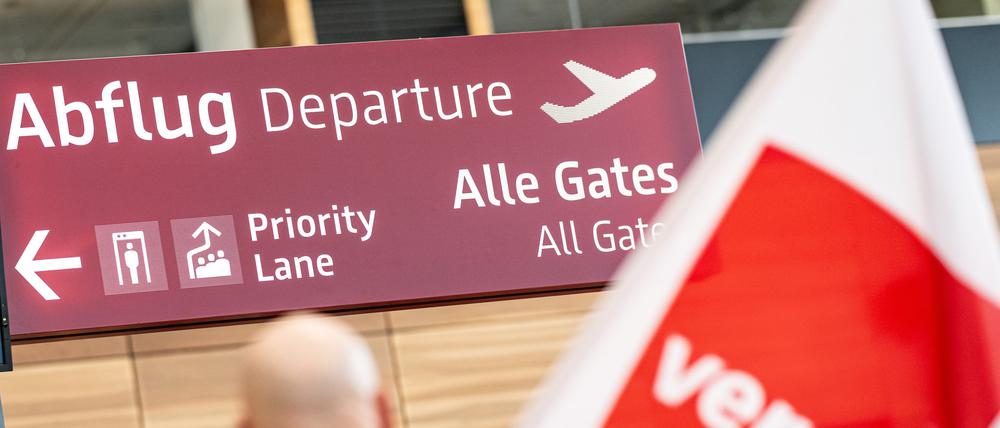 Streikende laufen während eines Warnstreiks im März 2023 durch das Terminal 1 des BER-Flughafens. Auch am Hauptstadtflughafen wird am Mittwoch die Lufthansa bestreikt.