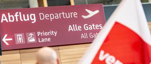 Streikende laufen während eines Warnstreiks im März 2023 durch das Terminal 1 des BER-Flughafens. Auch am Hauptstadtflughafen wird am Mittwoch die Lufthansa bestreikt. 