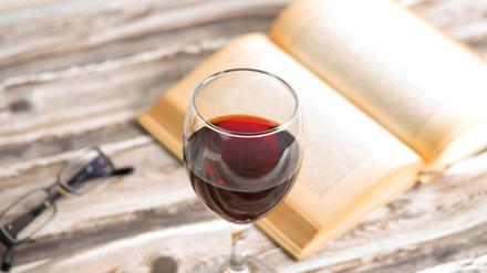 Gefährlicher Begleiter. Rotwein schwappt schnell mal über, macht aber immerhin keine Fettflecken.