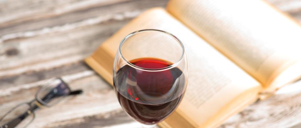 Gefährlicher Begleiter. Rotwein schwappt schnell mal über, macht aber immerhin keine Fettflecken.