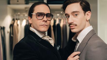 Daniel Brühl als Karl Lagerfeld. Die Bilder kommen aus dem Pressportal von Disney+