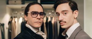 Daniel Brühl als Karl Lagerfeld. Die Bilder kommen aus dem Pressportal von Disney+