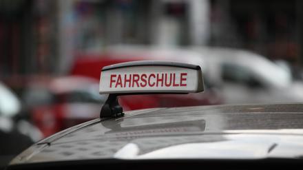 Berlin, Deutschland, 13.05.2023: Das Schild Fahrschule auf einem Fahrschulauto *** Berlin, Germany, 13 05 2023 the Shield Driving school at a Fahrschulauto Copyright: xdtsxNachrichtenagenturx dts_19072