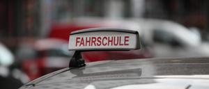 Ein Fahrschulauto im Straßenverkehr.