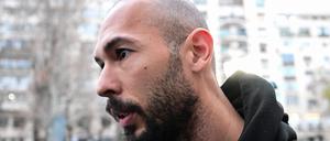 Influencer Andrew Tate am Dienstag in Bukarest nach Verlassen des Gerichts. Vorerst bleibt er auf freiem Fuß.