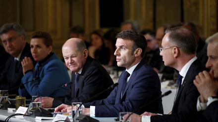 ARCHIV - 26.02.2024, Frankreich, Paris: Emmanuel Macron (M), Präsident von Frankreich, hält eine Rede im Elysee-Palast. Neben ihm sitzt Bundeskanzler Olaf Scholz (SPD, 3.v.r.). Macron lud zu einer internationalen Unterstützerkonferenz für die Ukraine ein. (zu dpa: «Nach Streit um Ukraine-Kurs: Scholz trifft Macron und Tusk in Berlin») Foto: Gonzalo Fuentes/RTR/AP/dpa +++ dpa-Bildfunk +++
